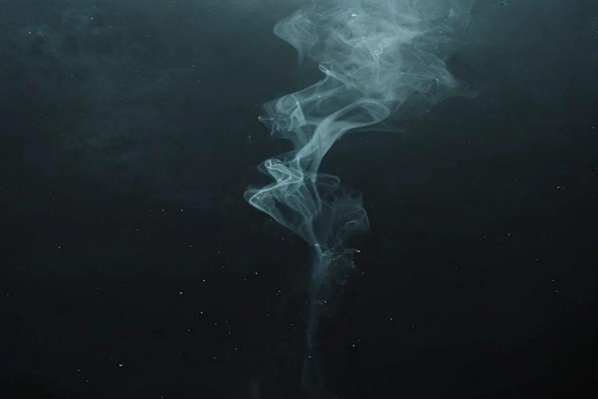 Un hilo de vapor de agua disolviéndose en la oscuridad absoluta — lo que queda cuando los servidores han bebido.
